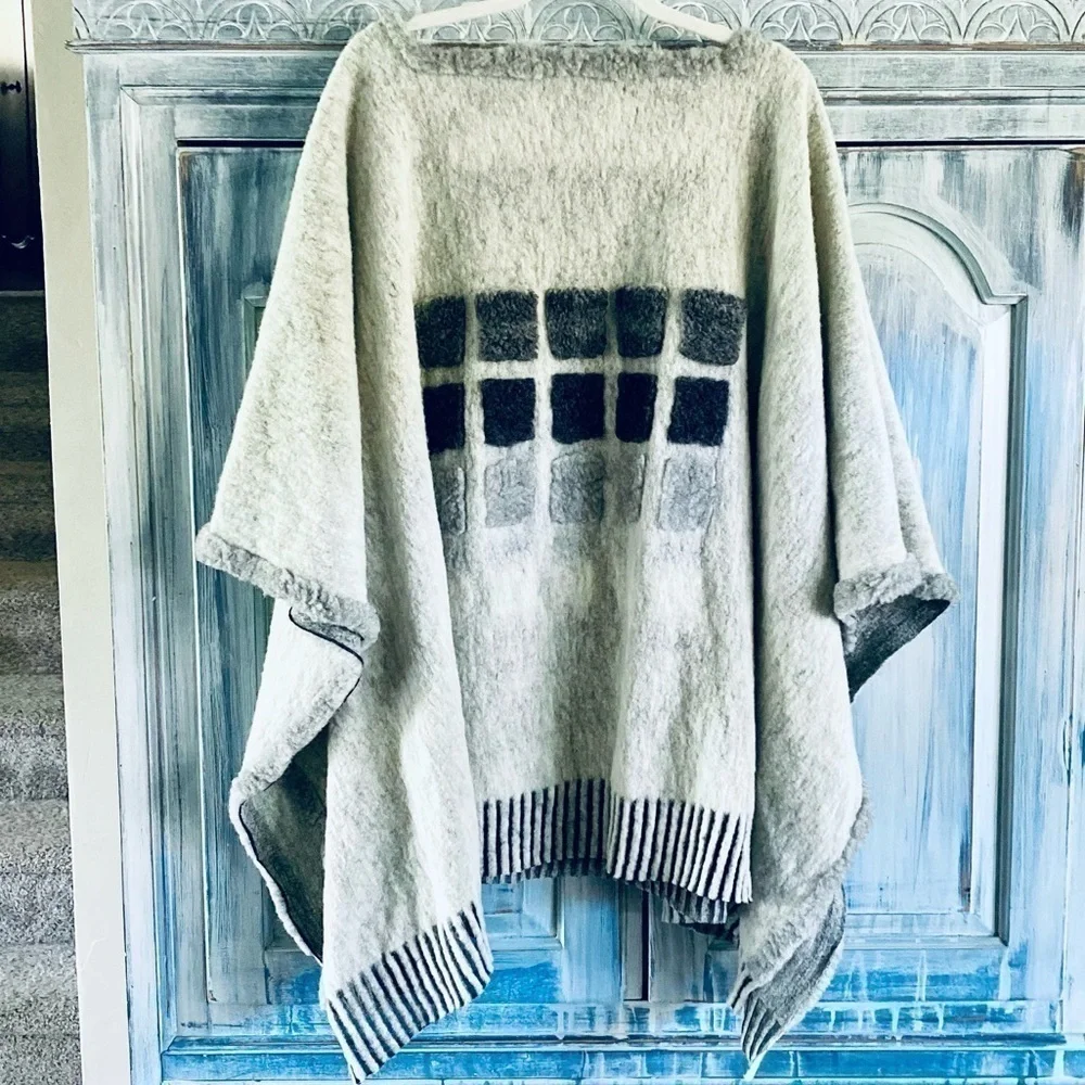 TARA Vao Gray Wool Poncho